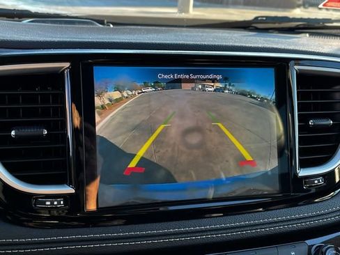 Used 2024 Chrysler Pacifica Select image 18