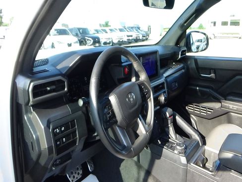 Used 2025 Toyota Tacoma TRD Sport AWD/4WD image 19