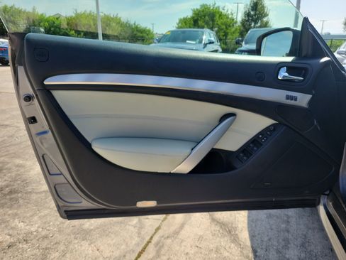 Used 2015 INFINITI Q60 Convertible w/ Premium Package RWD image 14