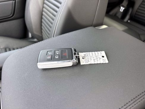 Used 2025 Land Rover Discovery S AWD/4WD image 30