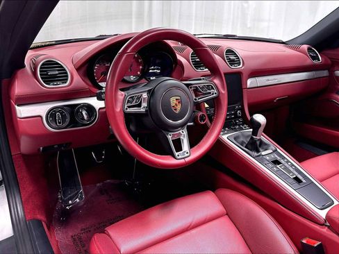 Used 2022 Porsche 718 Boxster RWD image 6