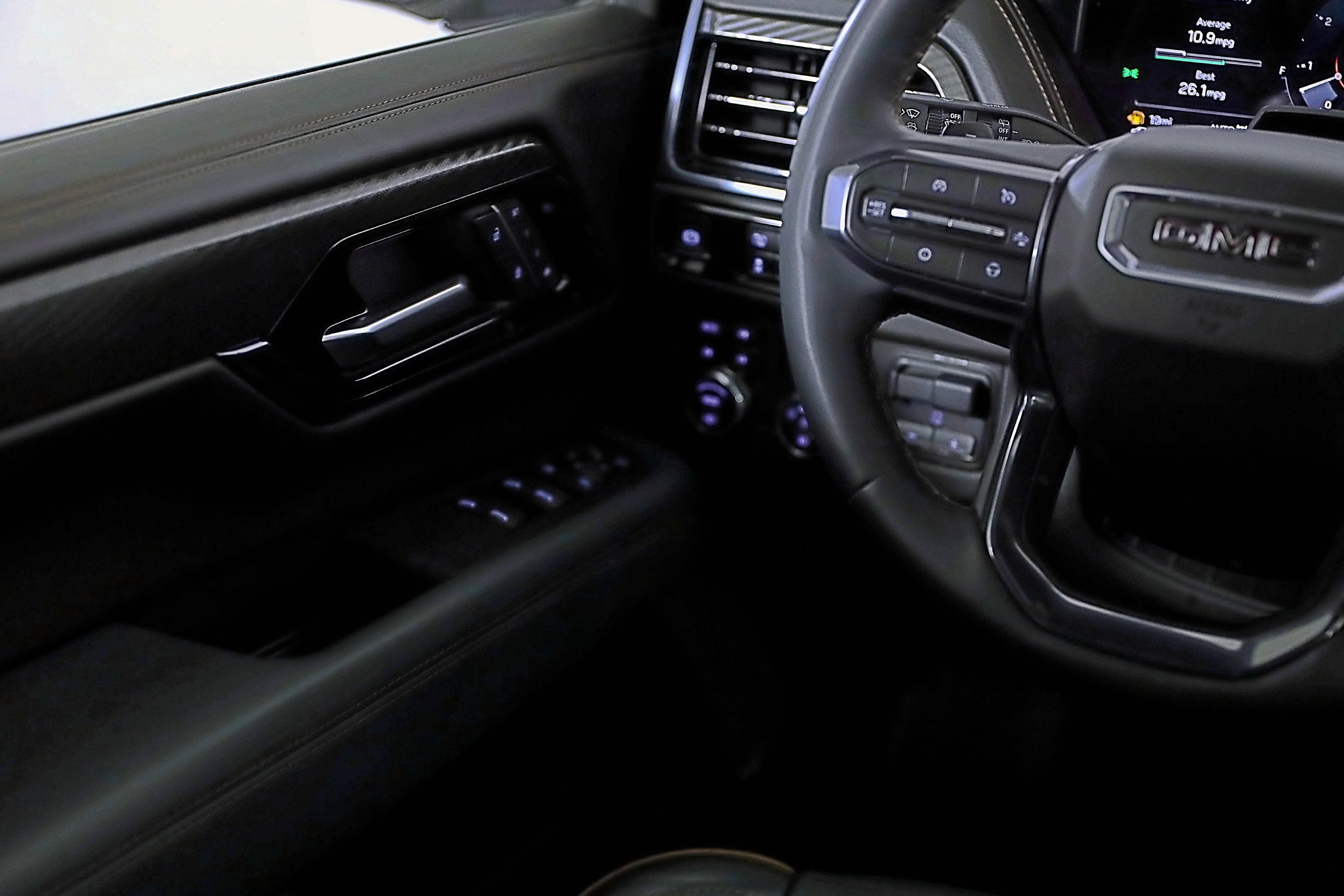 Used 2025 GMC Yukon AT4 AWD/4WD image 24