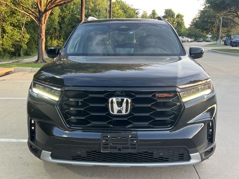 Used 2025 Honda Pilot TrailSport image 3