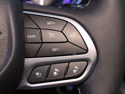 Used 2025 Chrysler Pacifica Select image 23