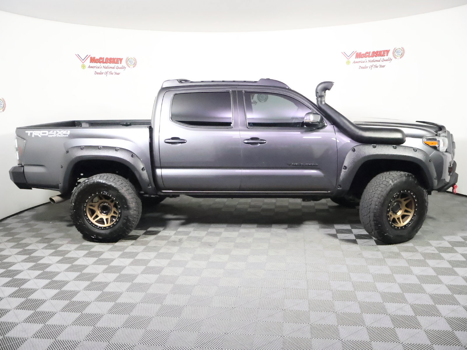 Used 2019 Toyota Tacoma TRD Off-Road w/ Technology Package AWD/4WD image 3