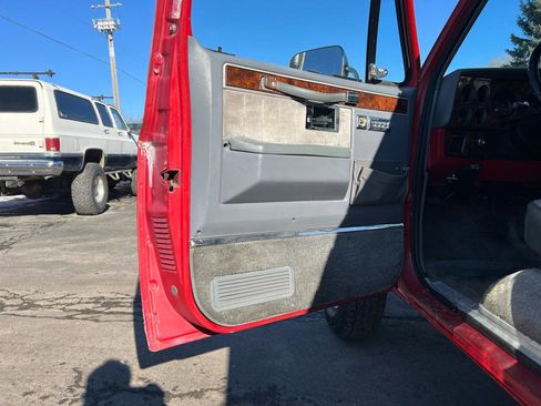 Used 1988 Chevrolet Suburban 2500 image 10