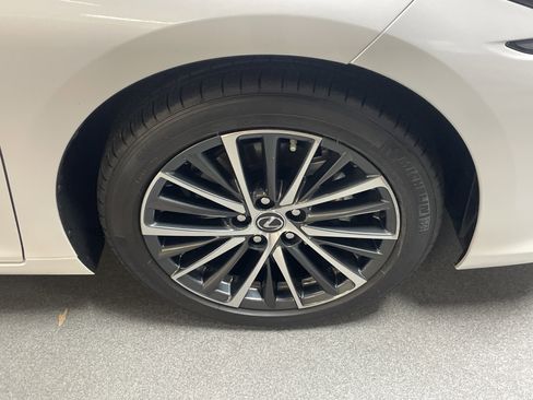 Used 2025 Lexus ES 300h w/ Premium Package image 14