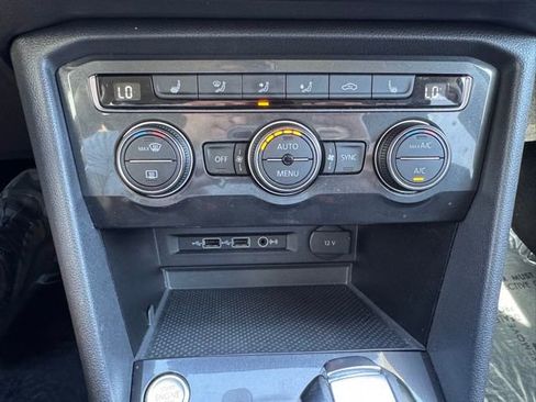 Used 2018 Volkswagen Tiguan SE image 12