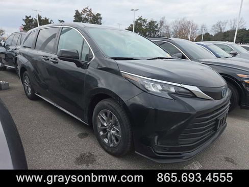 Used 2024 Toyota Sienna LE image 1