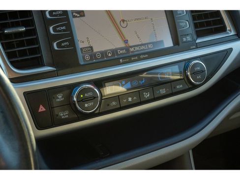 Used 2019 Toyota Highlander XLE image 25