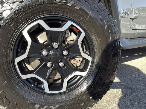 Used 2020 Jeep Gladiator Overland image 9