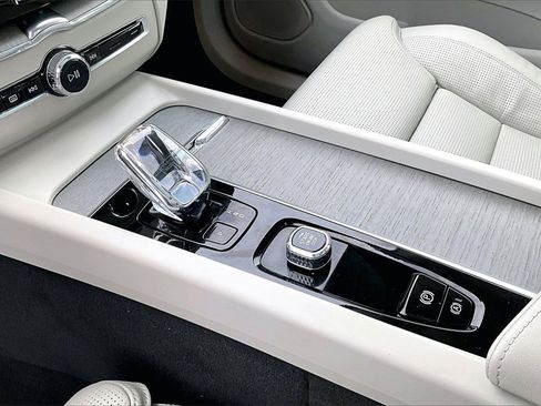 Certified 2023 Volvo XC60 B5 Ultimate w/ Climate Package image 17