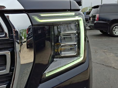 Used 2022 GMC Yukon SLT w/ SLT Premium Package AWD/4WD image 9