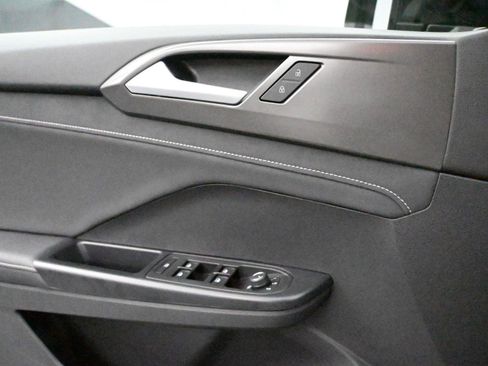 Certified 2025 Volkswagen Taos SE image 6