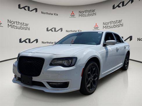 Used 2022 Chrysler 300 Touring L w/ Comfort Group image 1