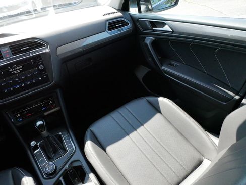 Certified 2023 Volkswagen Tiguan SE w/ Panoramic Sunroof Package AWD/4WD image 11