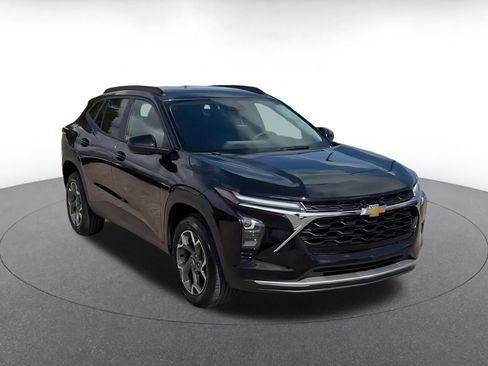 Used 2025 Chevrolet Trax LT FWD image 3