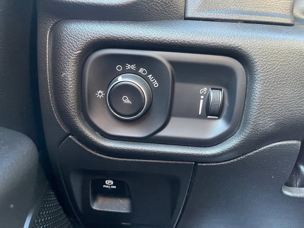 Used 2023 RAM 1500 Big Horn AWD/4WD image 32
