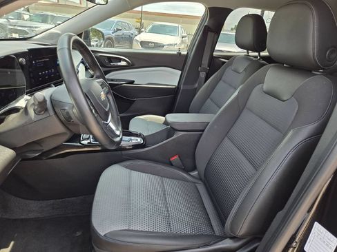 Used 2025 Chevrolet Trax LT w/ LT Convenience Package FWD image 19