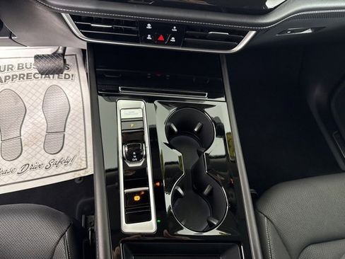 Used 2025 Volkswagen Atlas SE image 33