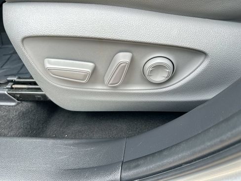 Used 2023 Toyota Highlander XLE FWD image 12