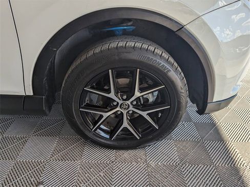 Used 2018 Toyota RAV4 SE image 20