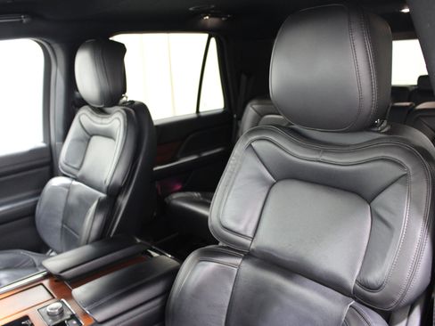Used 2018 Lincoln Navigator Premiere AWD/4WD image 4