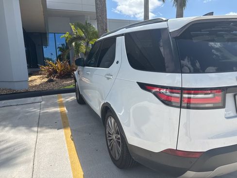 Used 2017 Land Rover Discovery HSE Luxury image 4