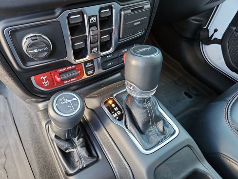 Used 2024 Jeep Gladiator Rubicon w/ Technology Group image 17