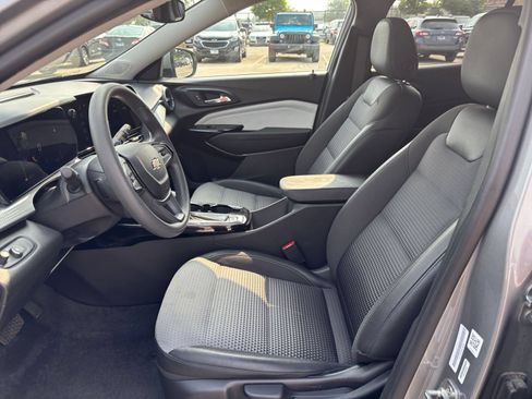 Used 2025 Chevrolet Trax LT FWD image 25