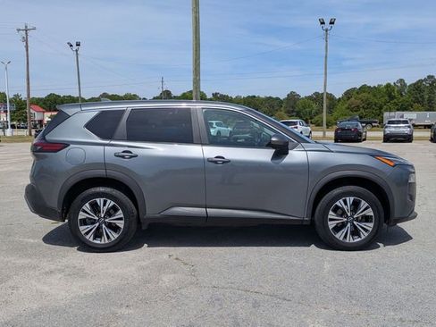 Used 2023 Nissan Rogue SV image 2
