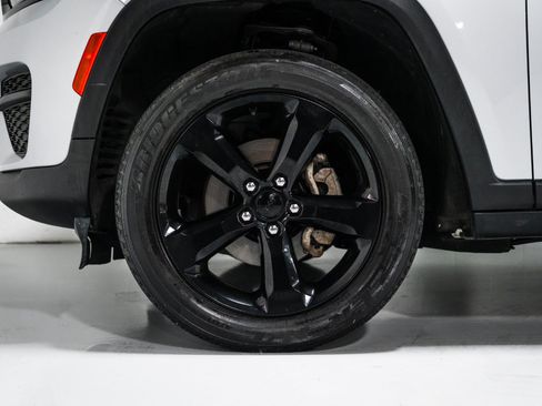 Used 2023 Jeep Grand Cherokee Altitude AWD/4WD image 11