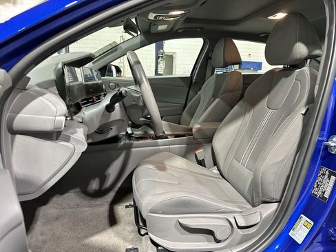 Used 2025 Hyundai Elantra SEL image 13