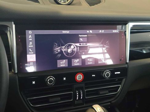 Used 2025 Porsche Macan AWD/4WD image 29