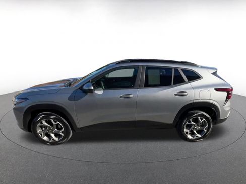 Used 2025 Chevrolet Trax LT image 9