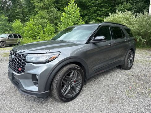 Used 2025 Ford Explorer ST AWD/4WD image 4