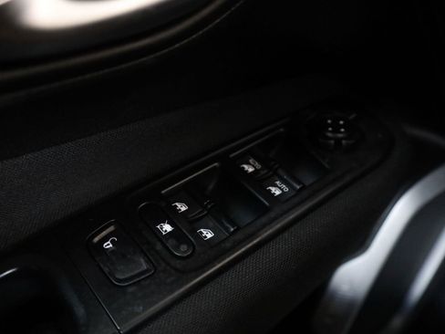 Used 2018 Jeep Renegade Latitude w/ UConnect 8.4 Nav Group FWD image 31