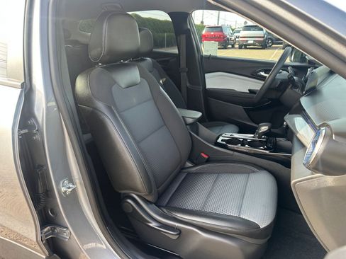 Used 2025 Chevrolet Trax LT image 34