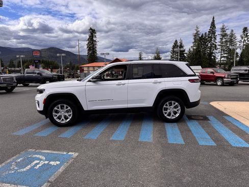 Used 2024 Jeep Grand Cherokee Limited AWD/4WD image 4