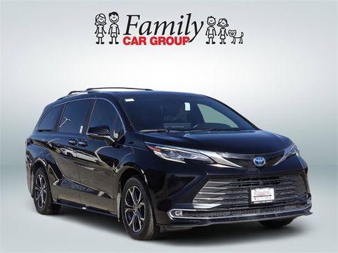 Used 2025 Toyota Sienna Platinum image 2