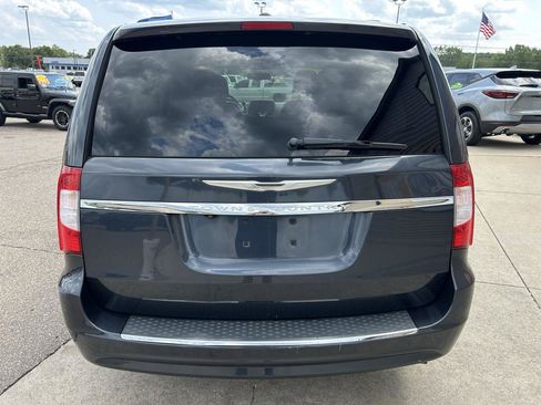 Used 2013 Chrysler Town & Country Touring FWD image 6