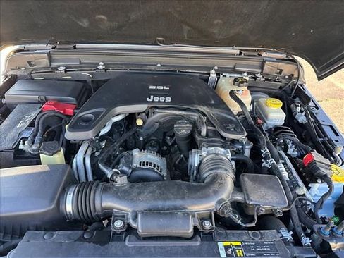 Used 2018 Jeep Wrangler Unlimited Sahara image 33