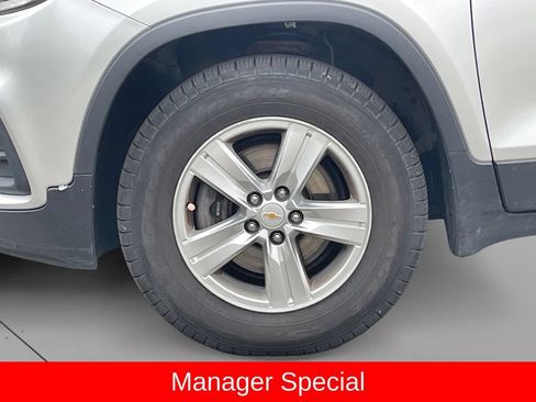Used 2019 Chevrolet Trax LT w/ LT Convenience Package AWD/4WD image 9