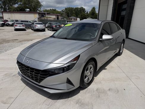Used 2021 Hyundai Elantra SE FWD image 4