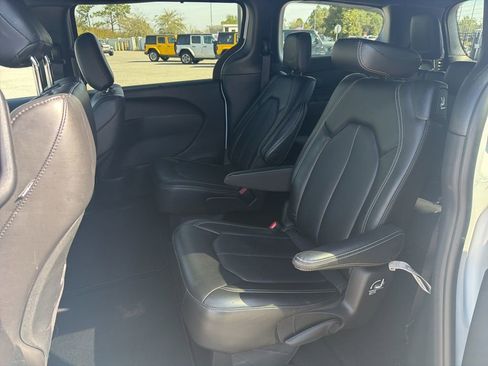 Used 2025 Chrysler Pacifica Select image 15