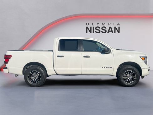 Used 2023 Nissan Titan SV image 6