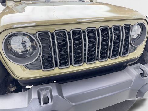 Used 2025 Jeep Gladiator Sport w/ Premium Package image 27