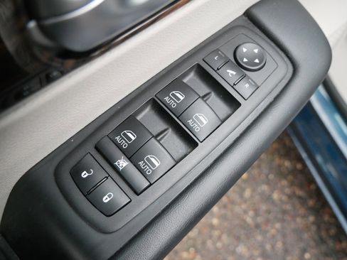 Used 2023 Chrysler Pacifica Limited image 13