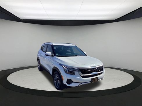 Used 2023 Kia Seltos EX AWD/4WD image 2