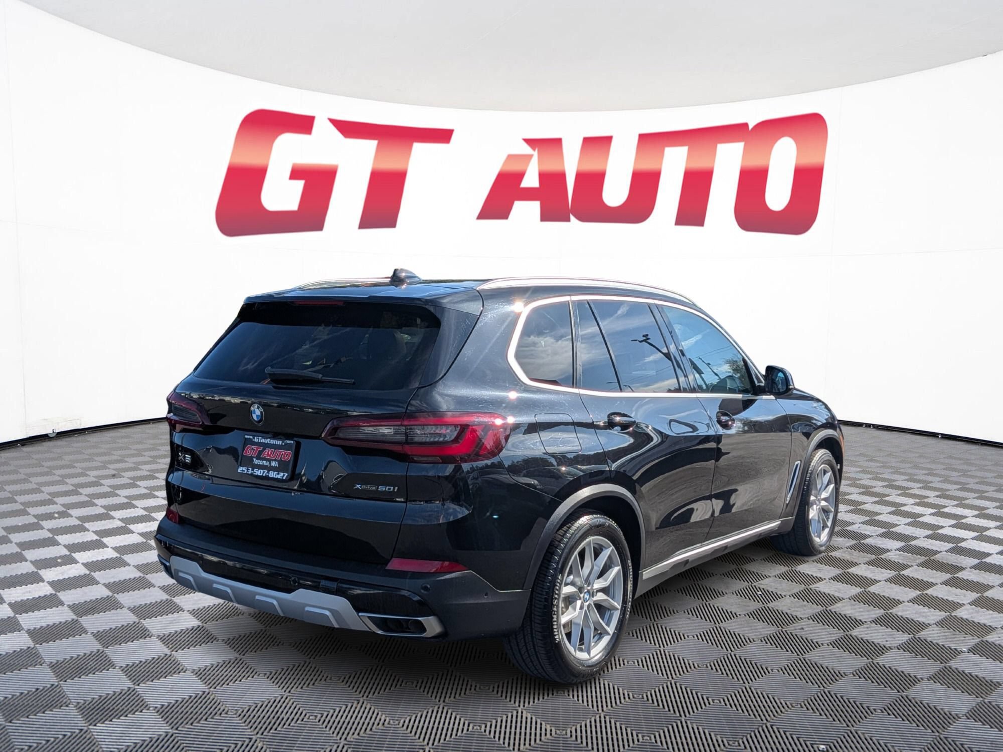Used 2020 BMW X5 xDrive50i w/ Premium Package AWD/4WD image 4